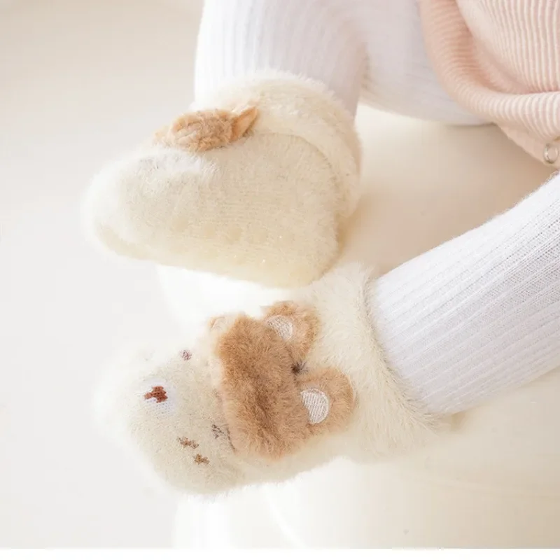 Calcetines antideslizantes de felpa para bebé con animalitos - imagen 2