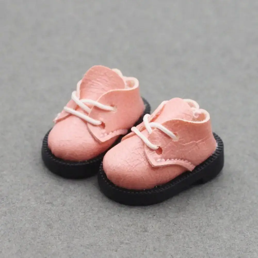 Un par de zapatos de bebé rosa
