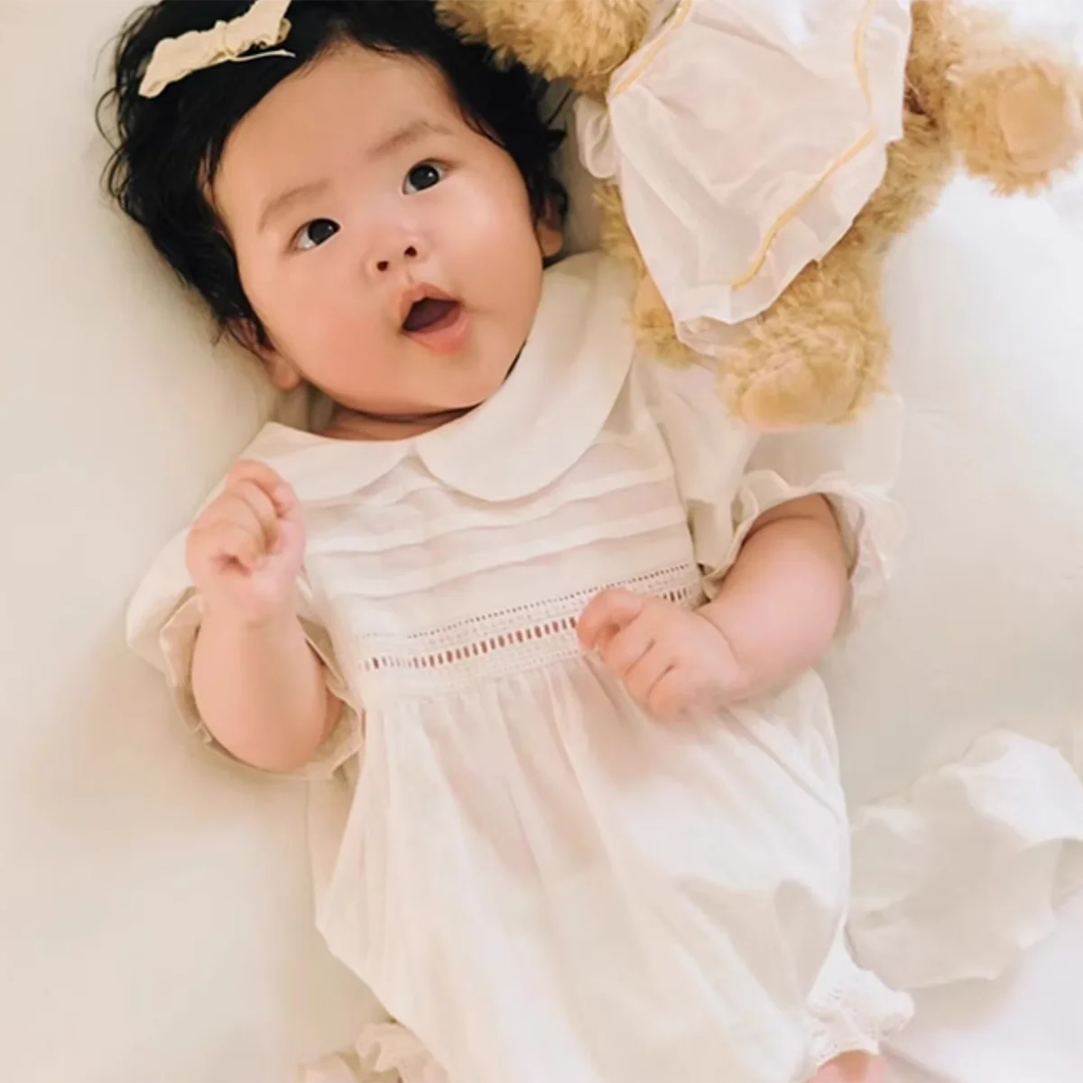Pelele recién nacido niña con cuello de pétalo y manga corta - imagen 2