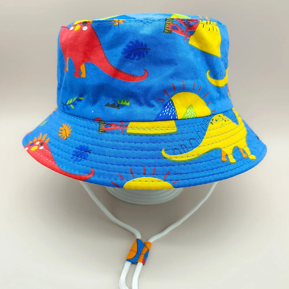 Gorra de pescador azul con estampado de animales