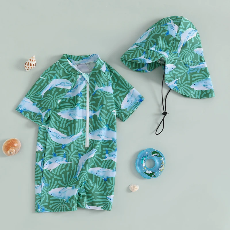 Una camisa y un sombrero azul y blanco con una tabla de surf y conchas.
