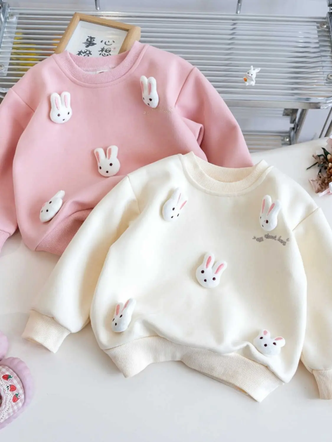 Detalle del diseño frontal de la sudadera con conejo