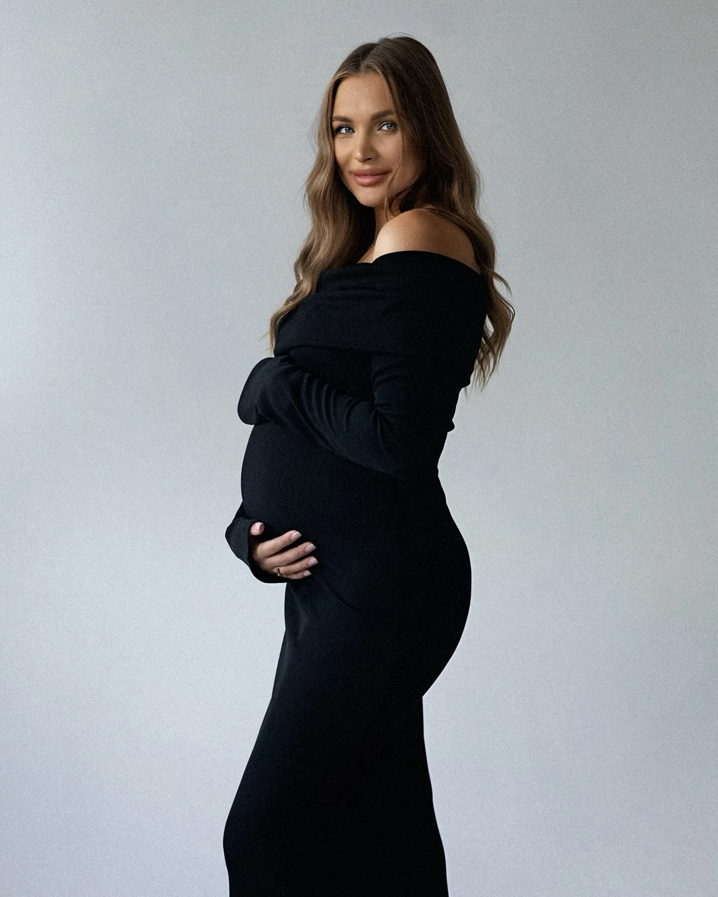 Vestido premamá largo para baby shower con hombros descubiertos - imagen 5