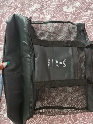 Una bolsa negra con una etiqueta blanca que dice Play & Joy