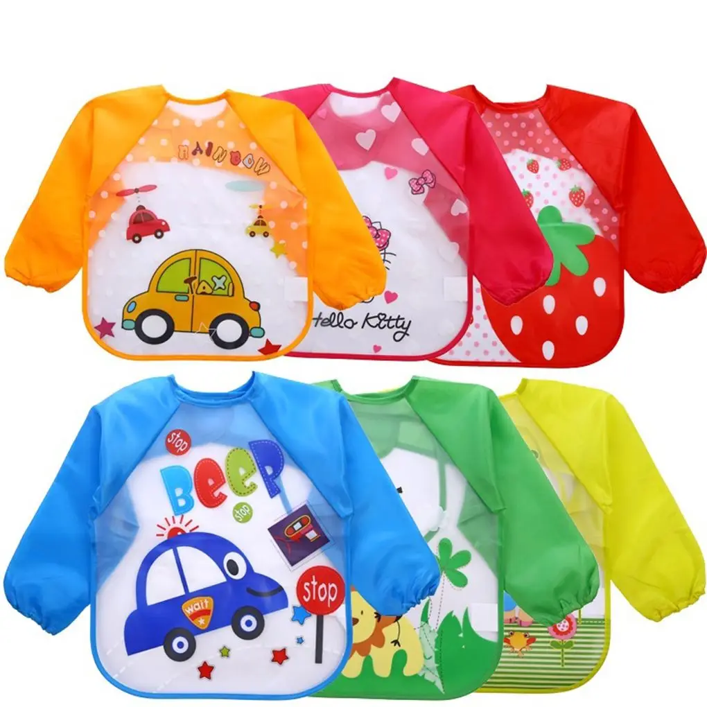 Una colección de baberos infantiles con diseños coloridos. Cada babero presenta un tema y una combinación de colores diferentes. Los diseños incluyen ilustraciones de dibujos animados de automóviles, animales y otros elementos divertidos. Es probable que los baberos estén destinados a niños pequeños para proteger su ropa durante las comidas.