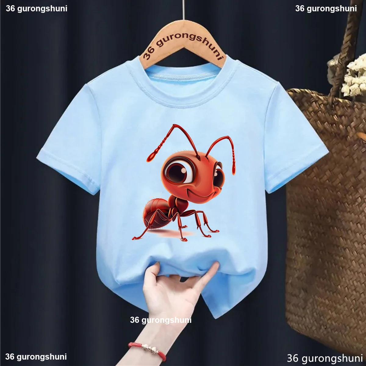 Camiseta azul con estampado de hormigas que mantienen los paraguas bajo la lluvia para niñas y niños, ropa Kawaii para niños, camiseta informal divertida, camisa Harajuku - imagen 2