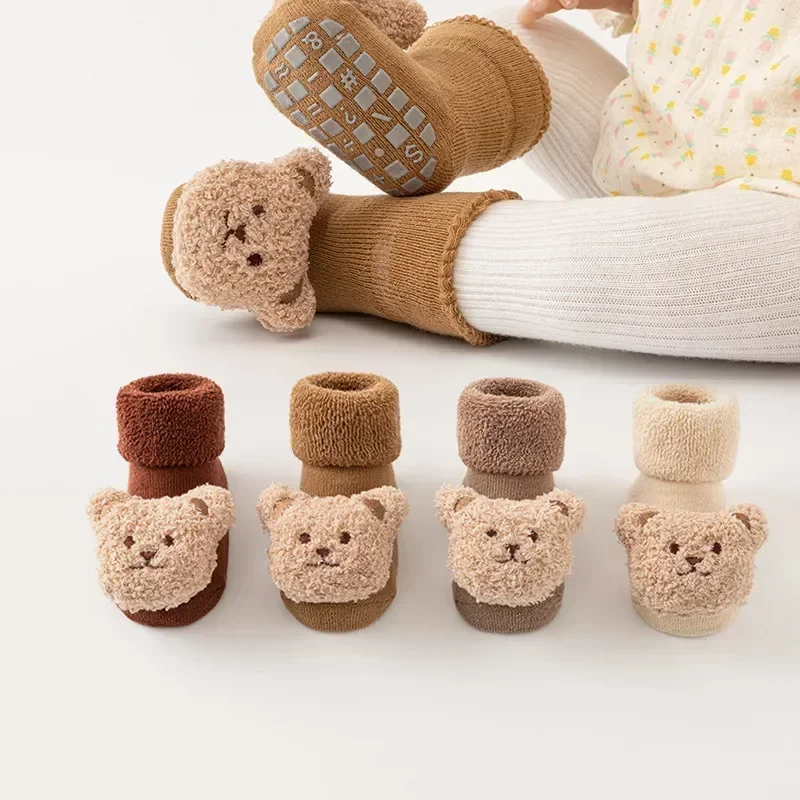 Nuevos calcetines bonitos de oso de dibujos animados para bebés, calcetines de invierno de algodón suave antideslizantes para recién nacidos, calcetines gruesos para niños