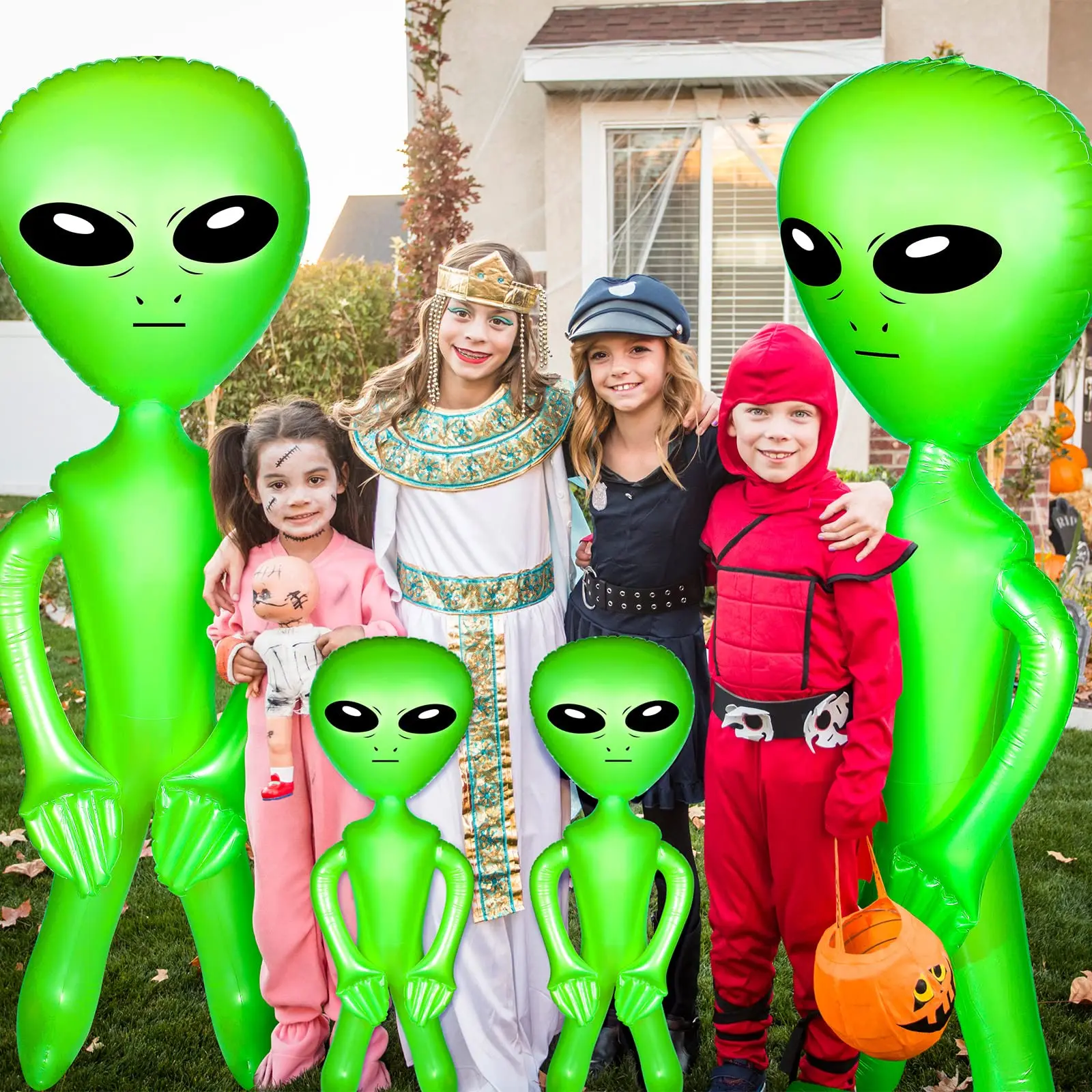 Alienígenas en ambiente festivo con globos