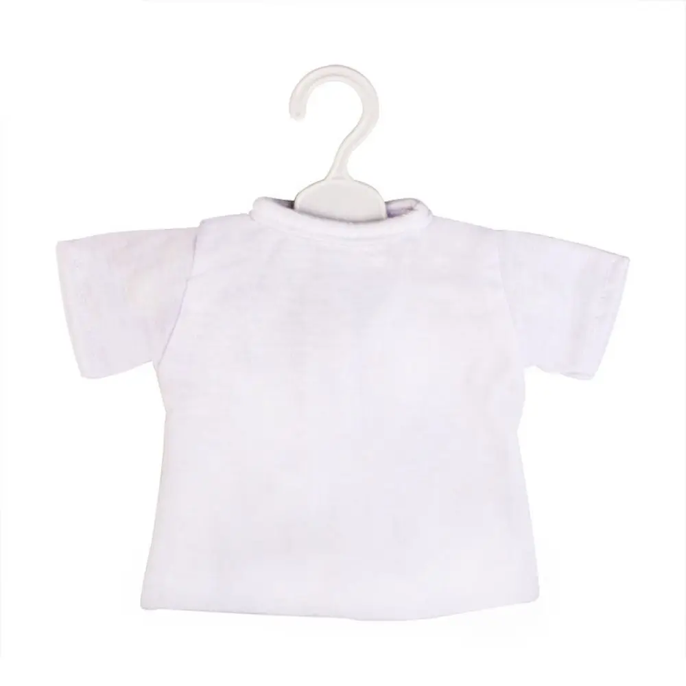 Una camisa blanca colgando de una percha