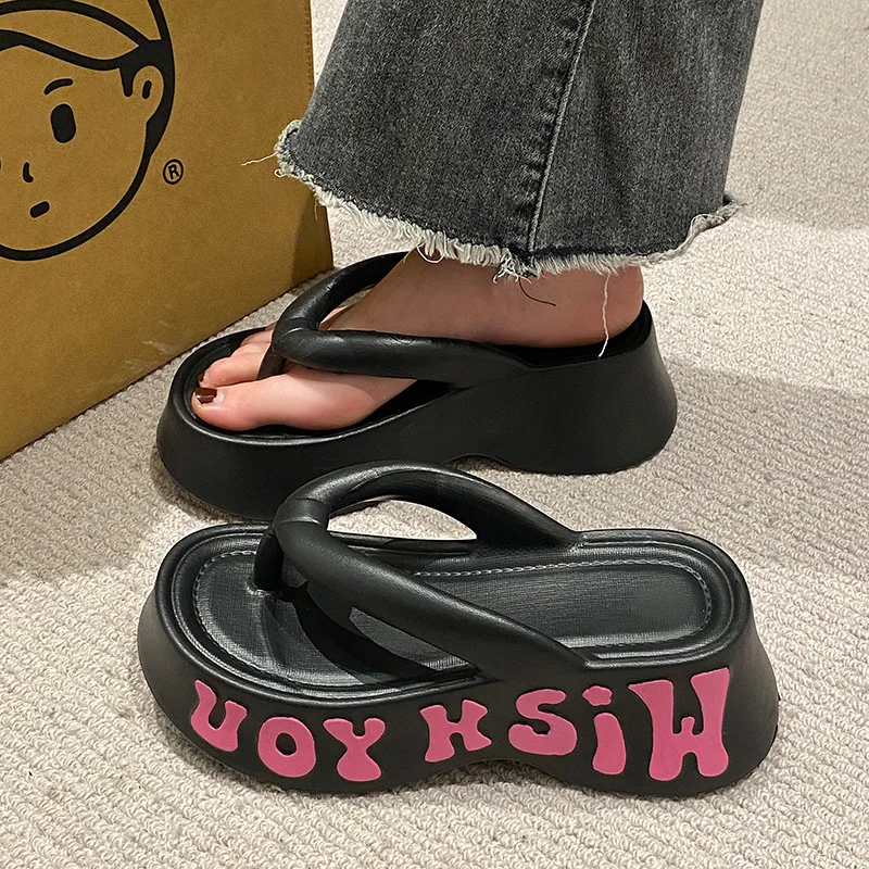 2025 nuevas chanclas de plataforma de verano para mujer, zapatos de calle para el hogar, zapatillas de playa de interior de suela gruesa para niñas, sandalias de moda sin cordones