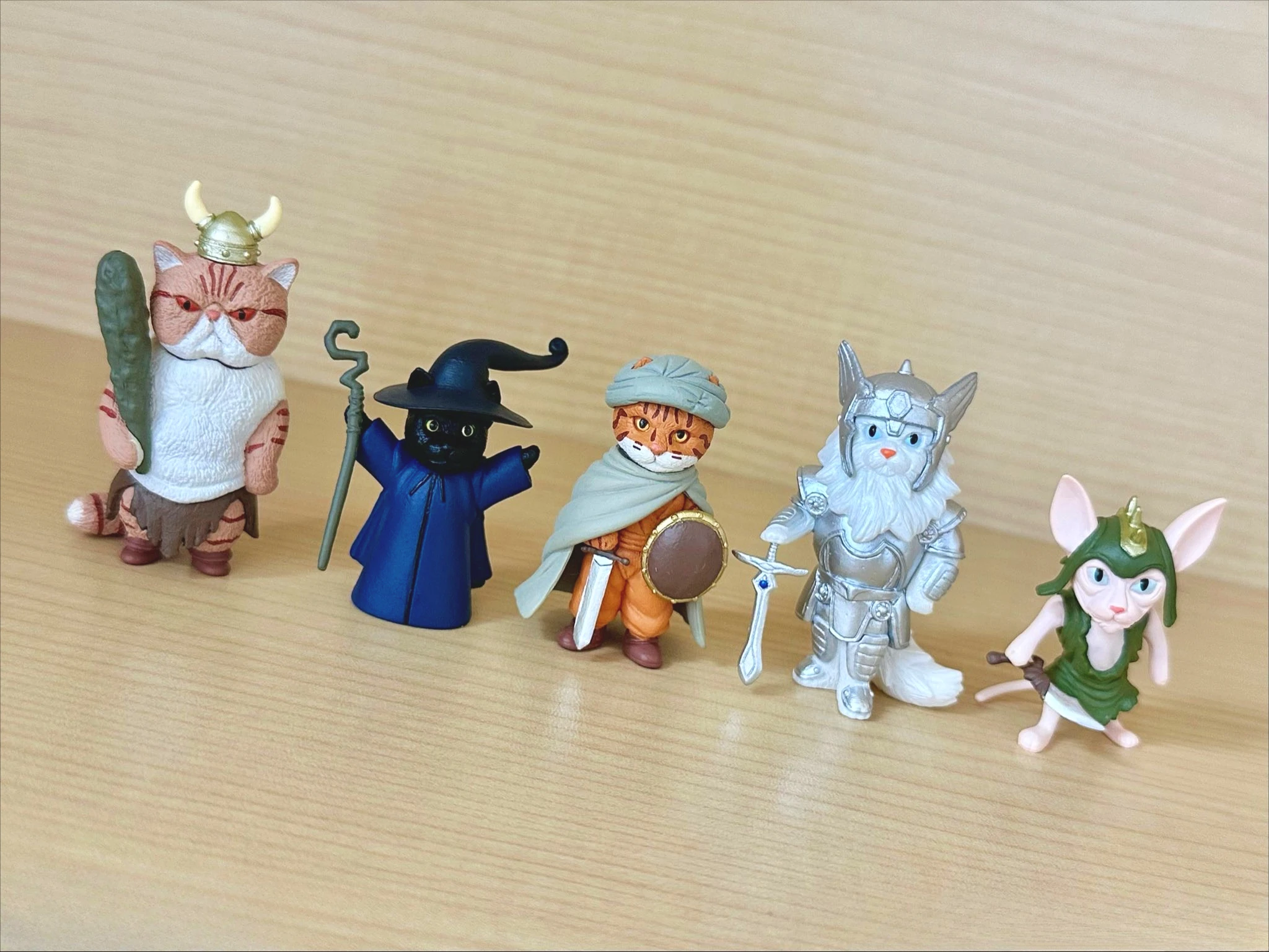 Figuras de colección fantasía para niños: gatos, magos y caballeros - imagen 4