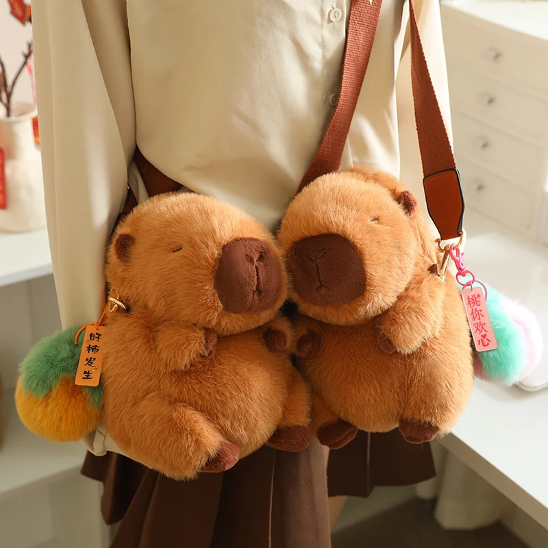 Bolsa de felpa infantil capibara con motivo de manzana - imagen 3