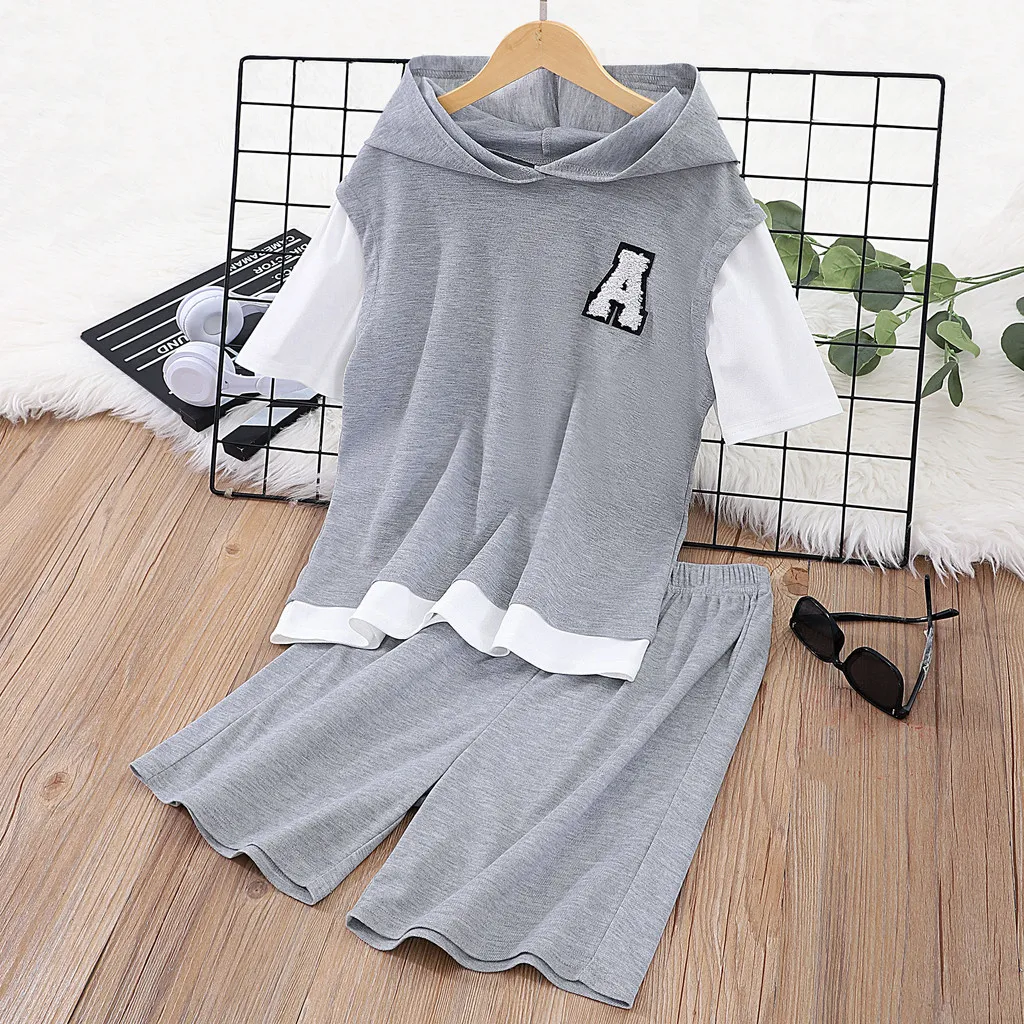 Conjunto deportivo con capucha y pantalón corto para niño