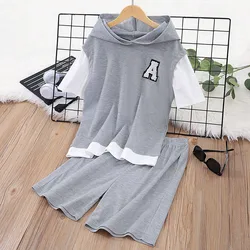 Conjunto deportivo con capucha y pantalón corto para niño