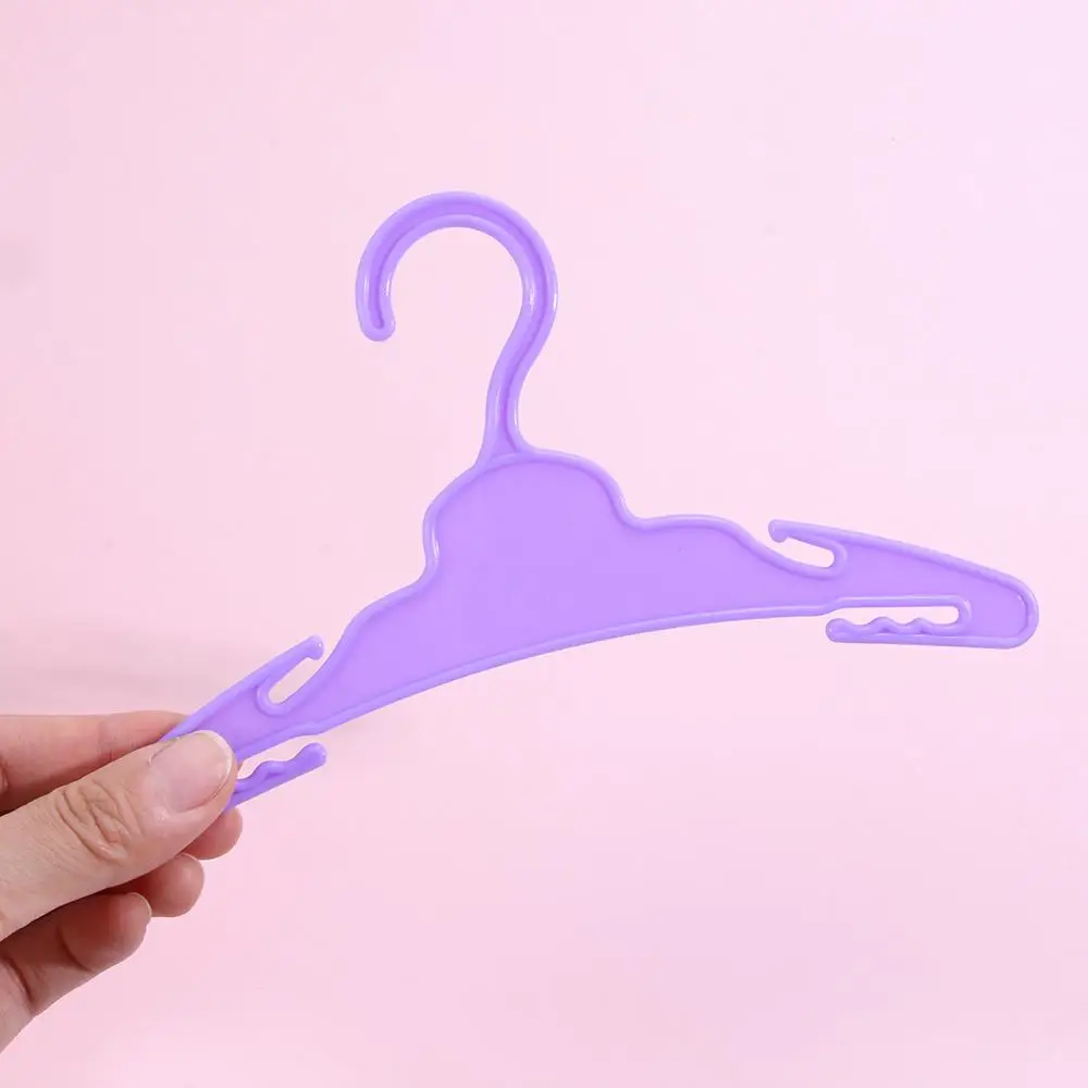 una percha de plástico púrpura