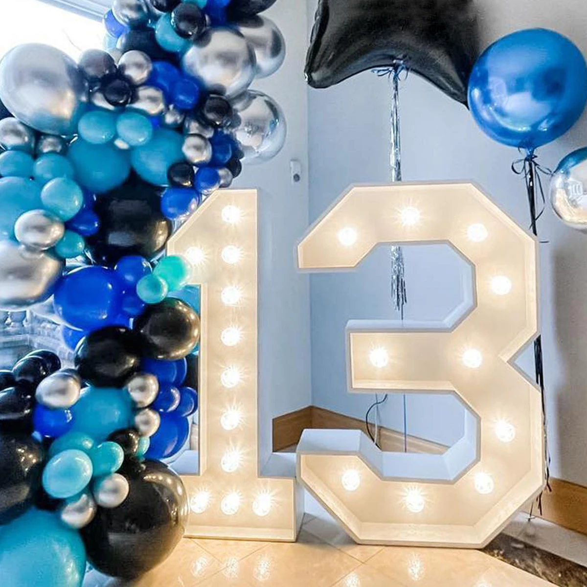 Un letrero número 13 con globos detrás
