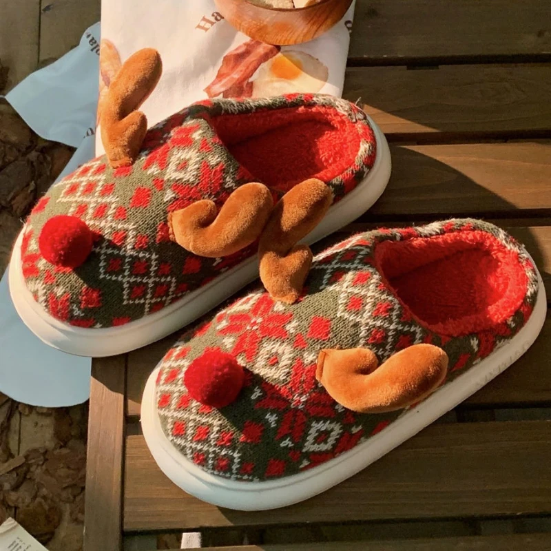 Zapatillas mullidas de interior para mujer, zapatos cálidos de invierno con bonitos ciervos de dibujos animados, zapatillas de algodón de Navidad antideslizantes de felpa suave para el suelo del hogar