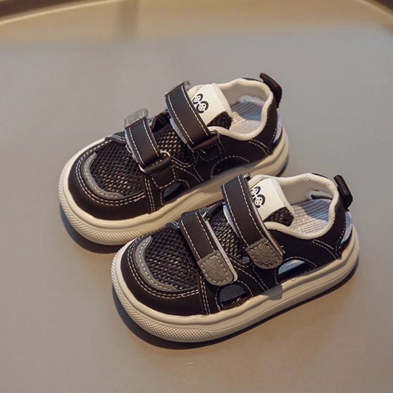 Moda versátil niños medio bolso sandalia 2025 nuevo zapato de hombre suela blanda antideslizante zapato deportivo para niña zapato de tablero hueco de malla antideslizante - imagen 2