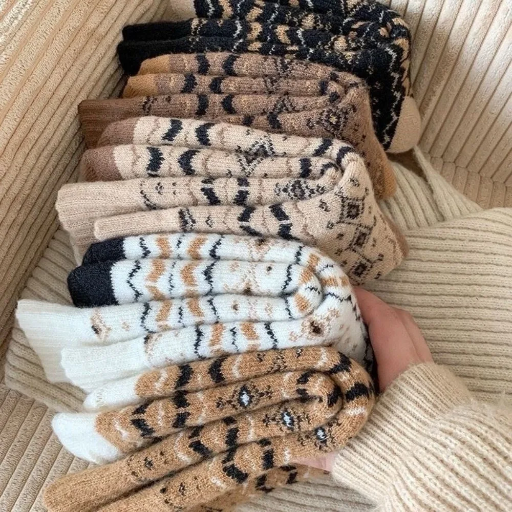 2 pares de nuevos calcetines de invierno gruesos calcetines térmicos transpirables de lana a media pantorrilla calcetines de mujer de estilo Retro para botas de nieve - imagen 3