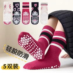 5 pares de calcetines de suelo a rayas con forma de corazón para niños, antideslizantes y duraderos, medianos y grandes, calcetines antideslizantes con patrón de corazón para niñas y niños