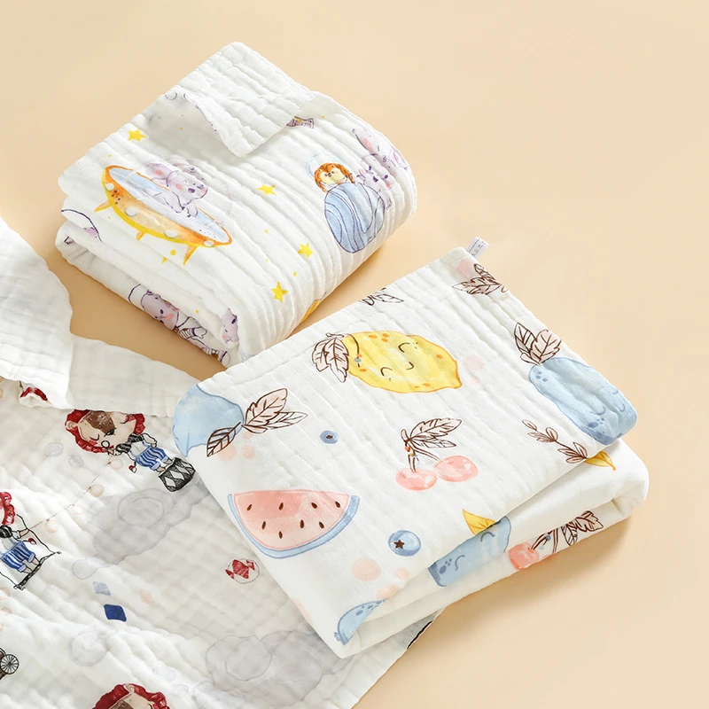 Una pila de mantas para bebés con varios diseños