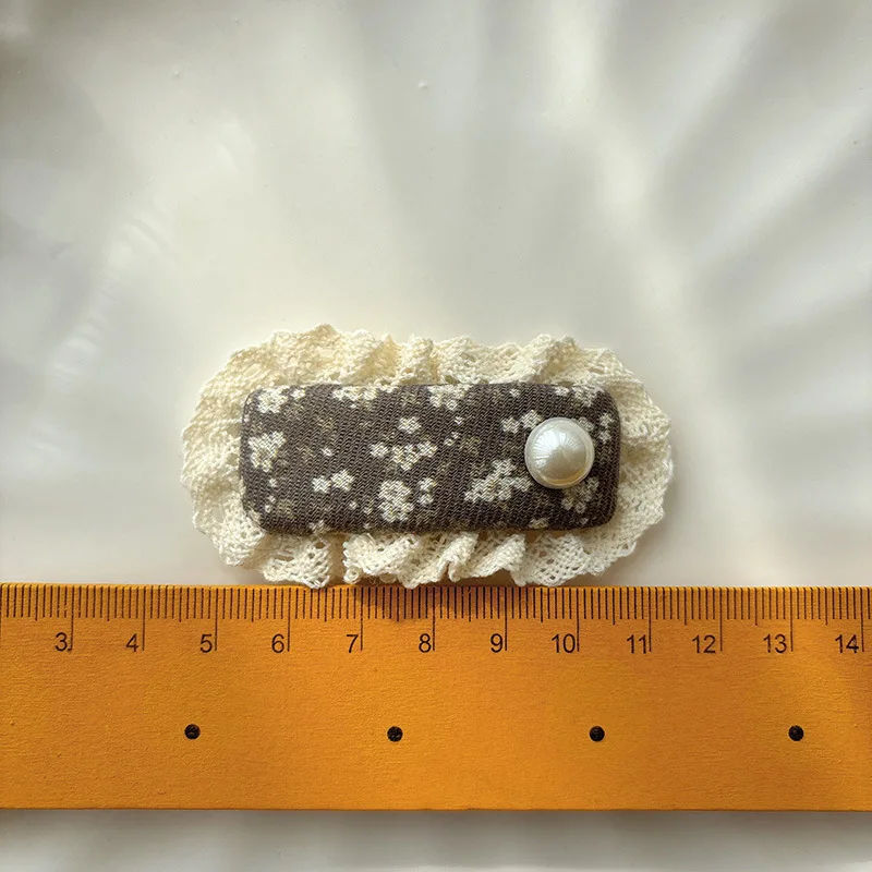 Pinzas de tela cottagecore con encaje floral para niña – Hechas a mano - imagen 4