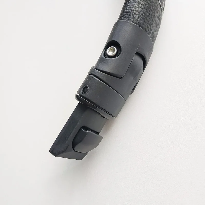 Un primer plano de un objeto negro con una superficie texturizada, que parece ser parte de un arma de fuego. En concreto, parece la empuñadura de una pistola, que es la parte a la que se agarra el tirador.