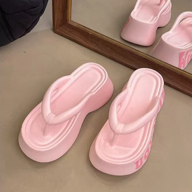 2025 nuevas chanclas de plataforma de verano para mujer, zapatos de calle para el hogar, zapatillas de playa de interior de suela gruesa para niñas, sandalias de moda sin cordones - imagen 4