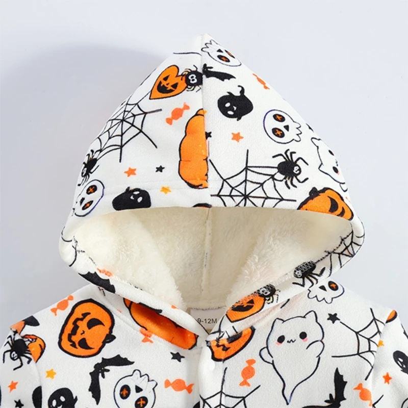 Mameluco con capucha cálido de otoño e invierno para bebé neutro de género: lindo mono con estampado de calabaza y fantasma, mono acogedor para Halloween al aire libre - imagen 3