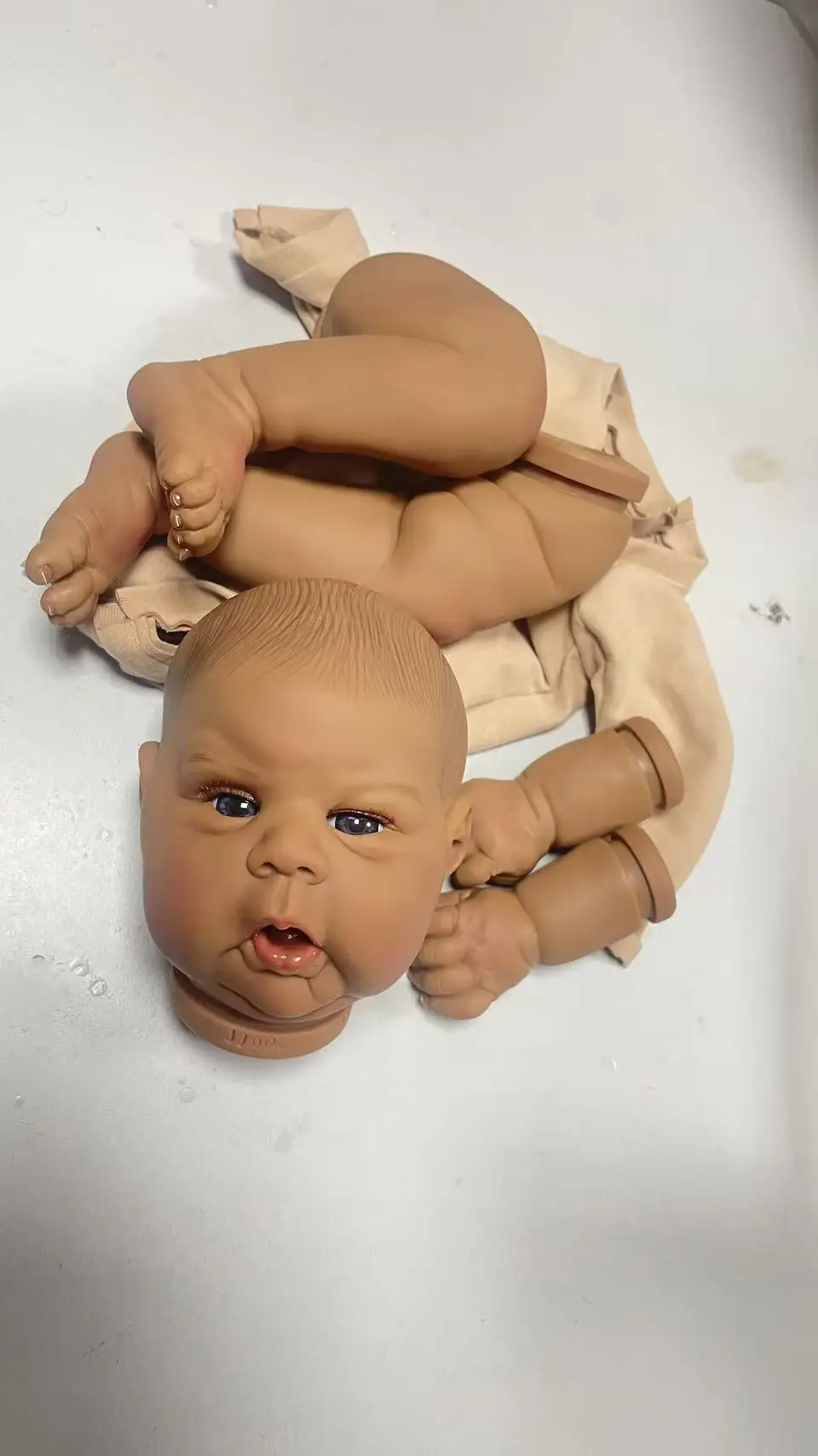 Muñeco Reborn Gounchi realista de piel oscura pintado a mano