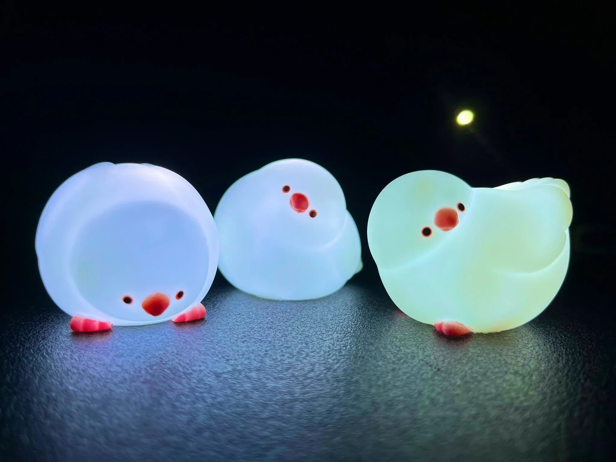 Juguetes de cápsula del mundo graso lindo kawaii Java gorrión finch buncho amantes de la luz brillante figuras gashapon suaves - imagen 4