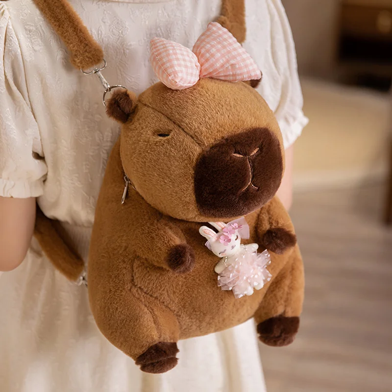 Mochila capibara felpa Kawaii – Diseño adorable con lazo para niño - imagen 2