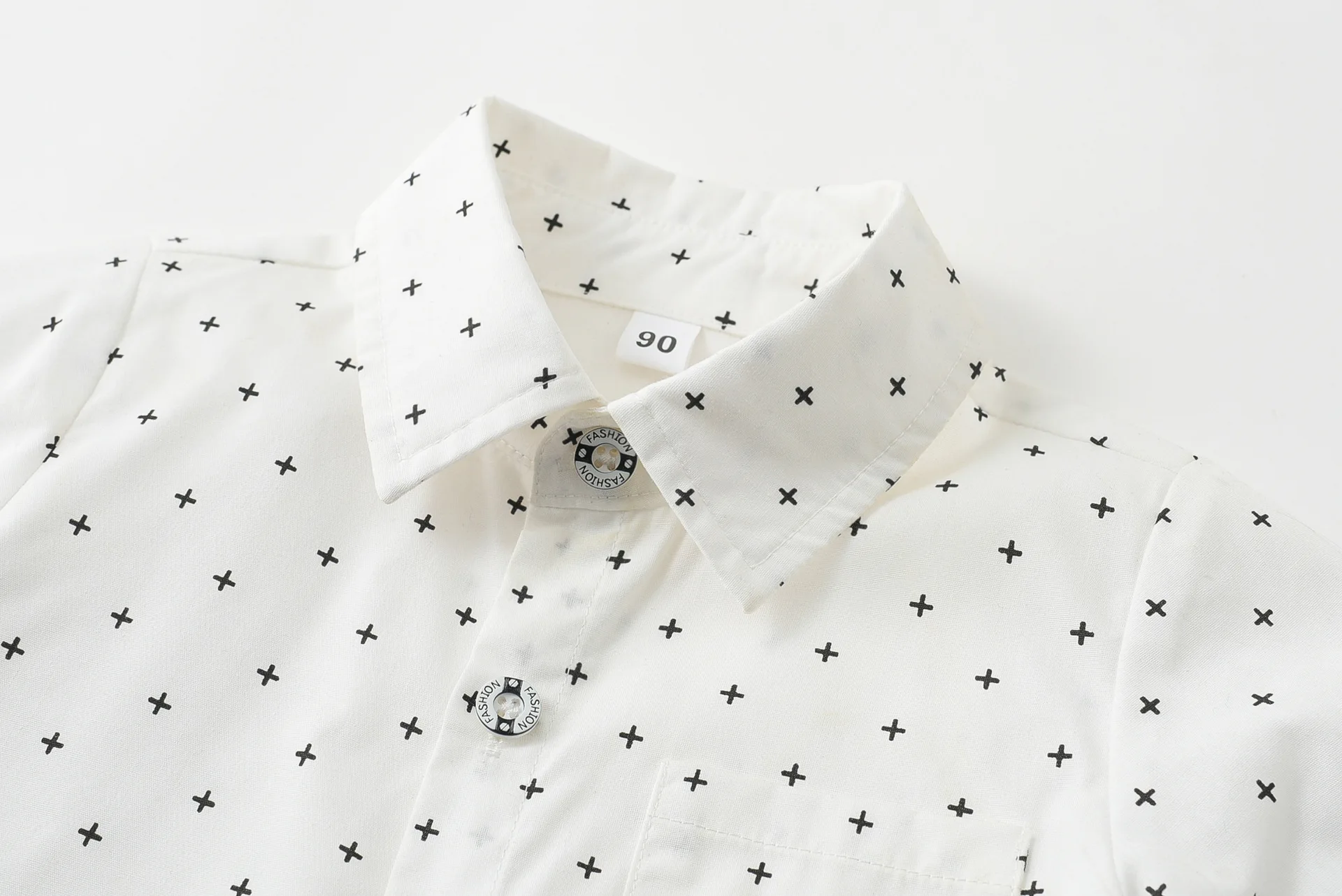Una camisa blanca con estrellas