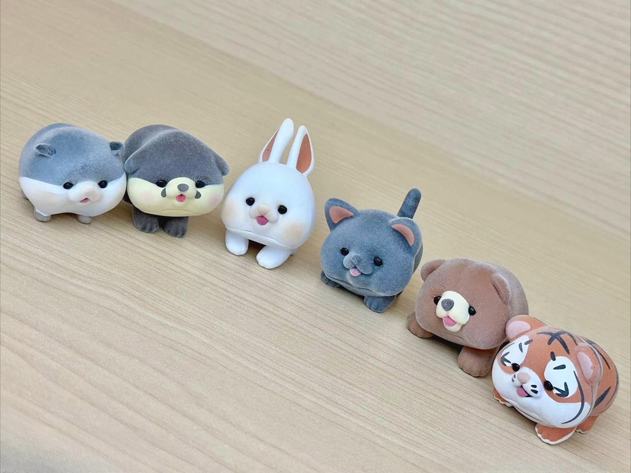 Qualia Figuras de Mascotas Flocadas – Oso, Tigre y Nutria - imagen 3