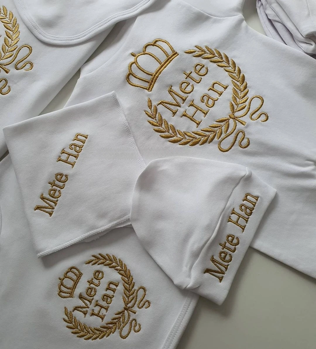 Dollbling, 10 Uds., trajes con alas, cualquier nombre, bordado de árbol de Laurel personalizado, regalo, pijama para bebé, sombrero, vestido Ceremonial de bienvenida a casa - imagen 3