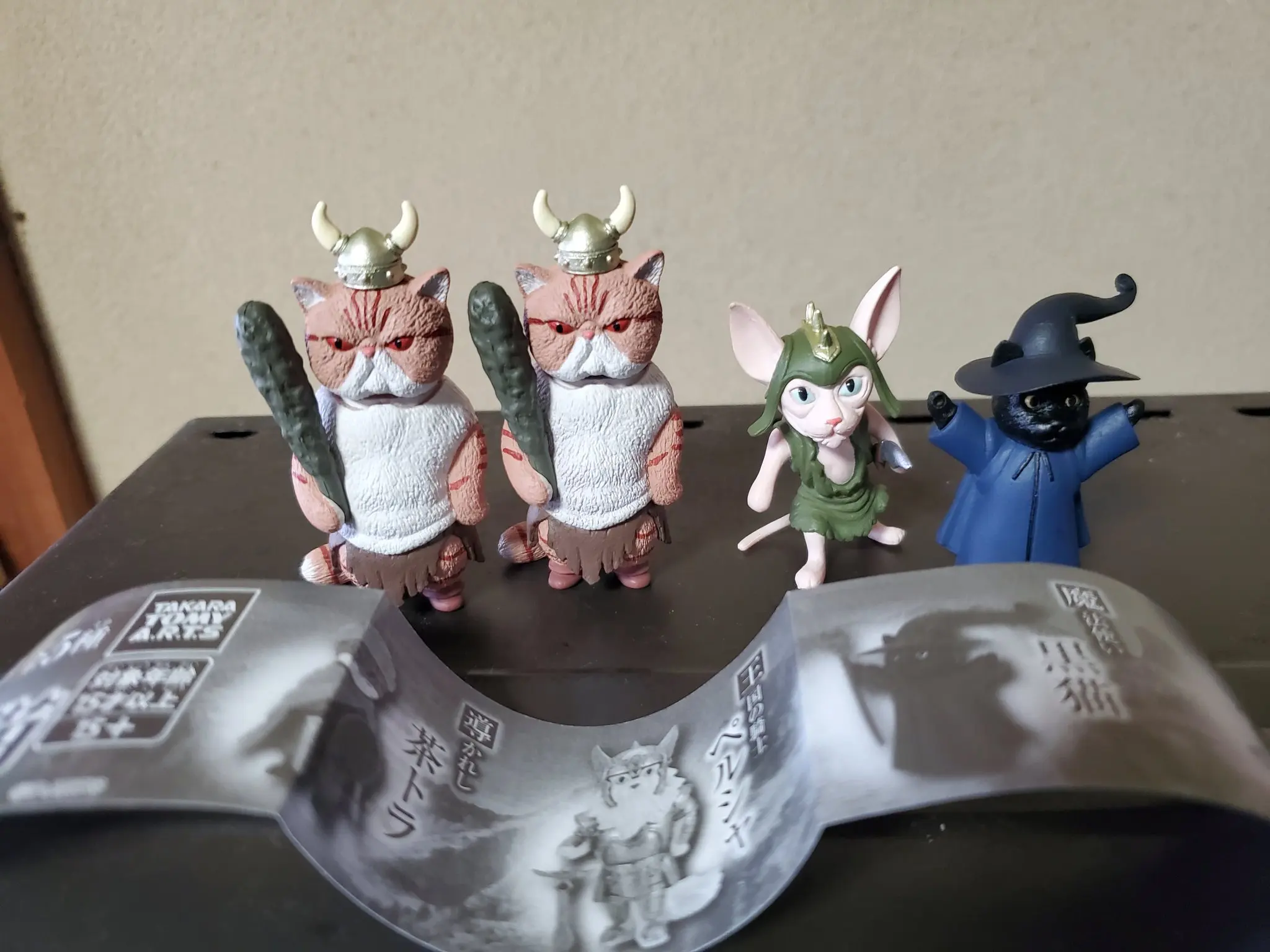 Figuras de colección fantasía para niños: gatos, magos y caballeros - imagen 2