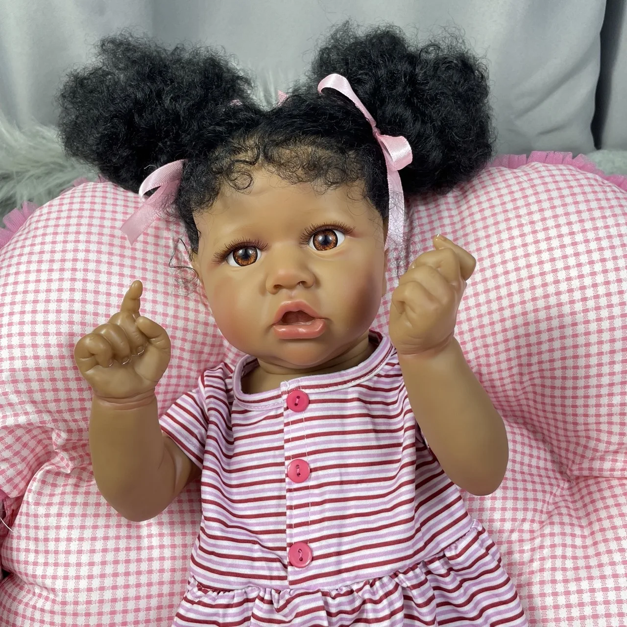 Muñeca reborn afroamericana MRB Saskia – Bebé de colección - imagen 3