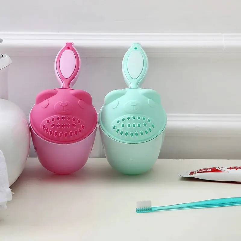 Gorro baño bebé con taza champú y protector ojos suave seguro práctico - imagen 4