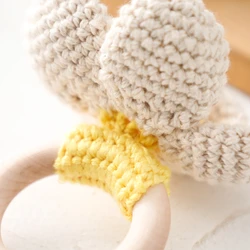 Sonajero para bebé con flores de ganchillo y anillo de madera