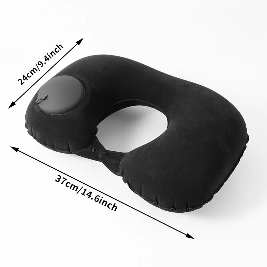 Almohada desinflada guardándose en una mochila infantil