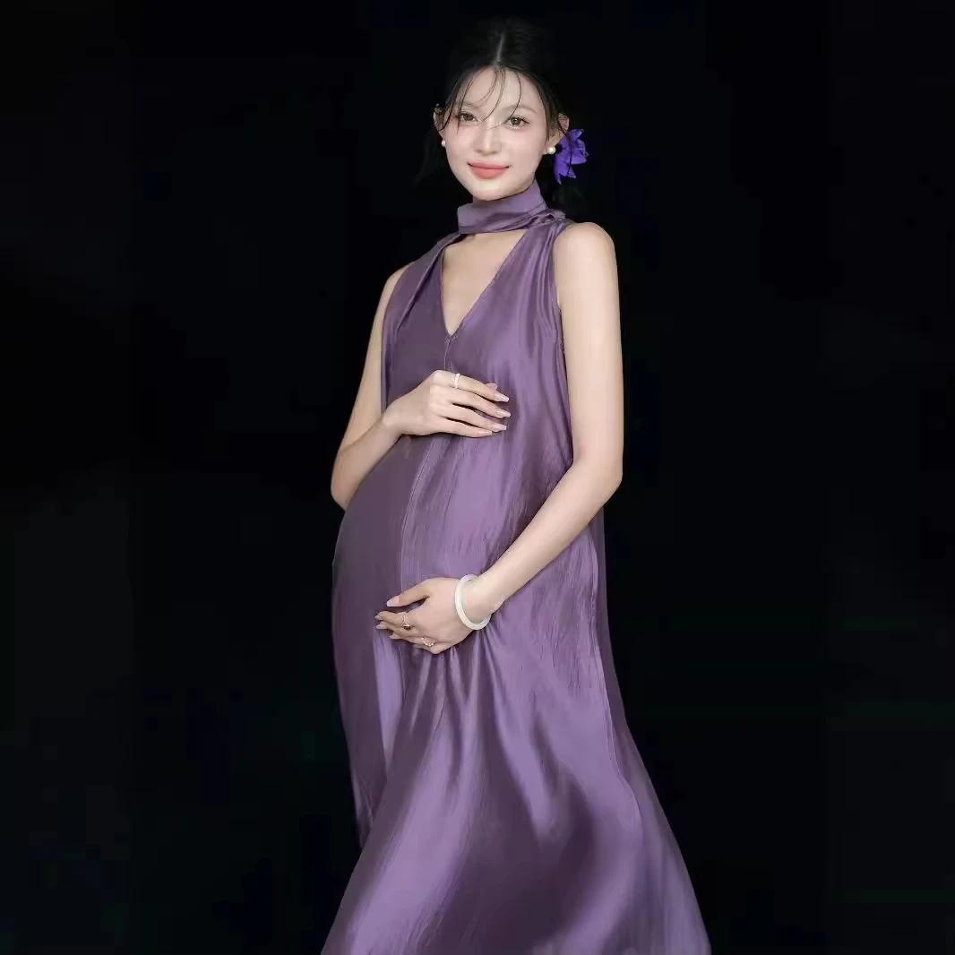 Vestido premamá morado para sesión de fotos con cuello en V - imagen 3