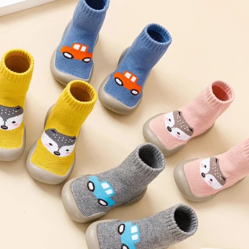 Calcetines gruesos de felpa para otoño e invierno, zapatos antideslizantes de suela suave para interiores para bebés, zapatos para niños con dibujos animados