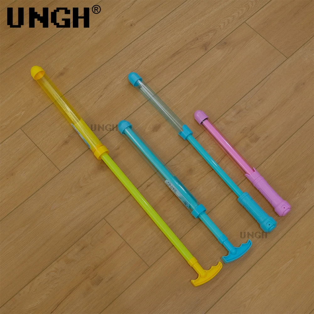 Pistola de agua UNGH en entorno de playa