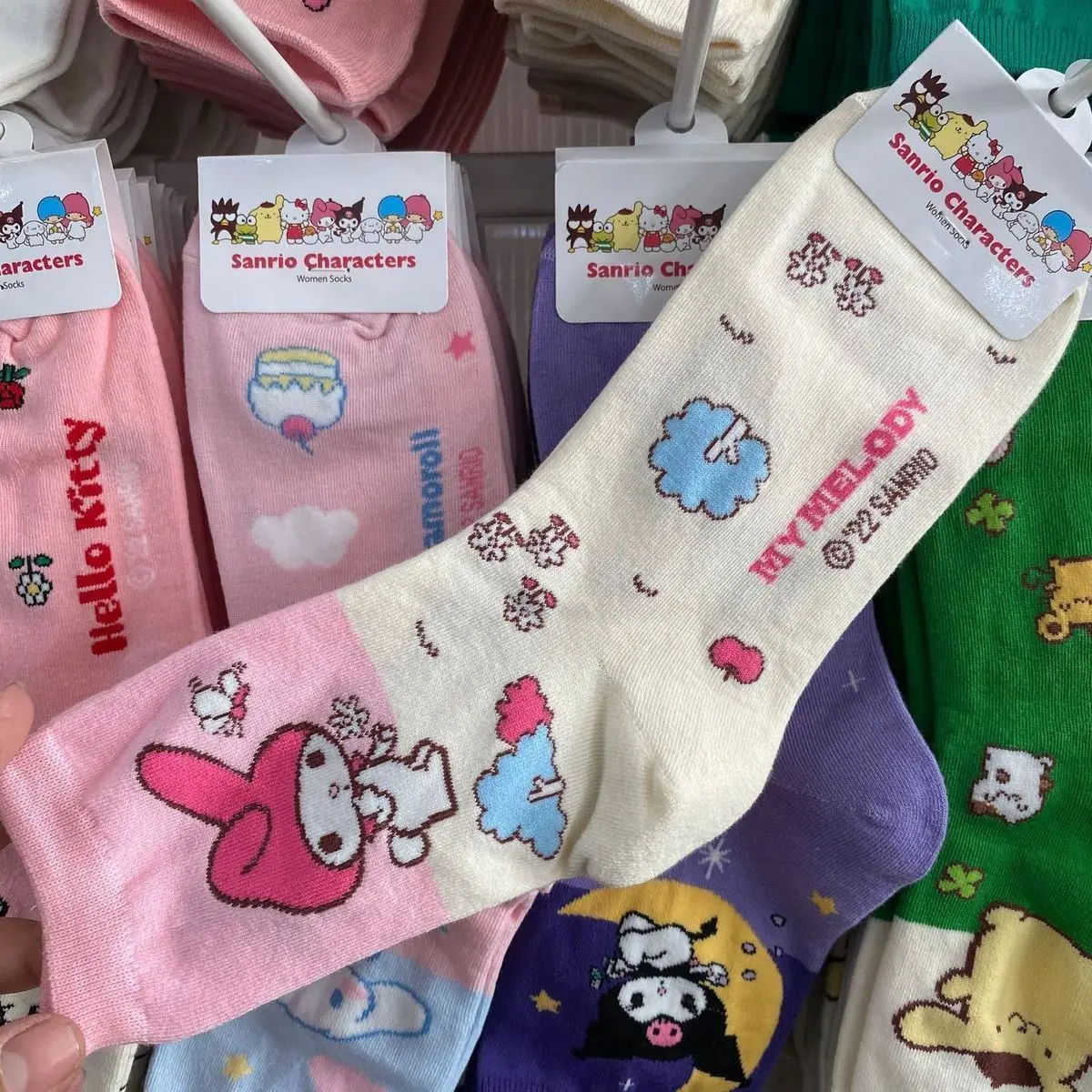 Un montón de calcetines con diferentes diseños y colores