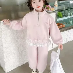 Conjunto de sudadera y pantalón infantil – Diseño con encaje para primavera