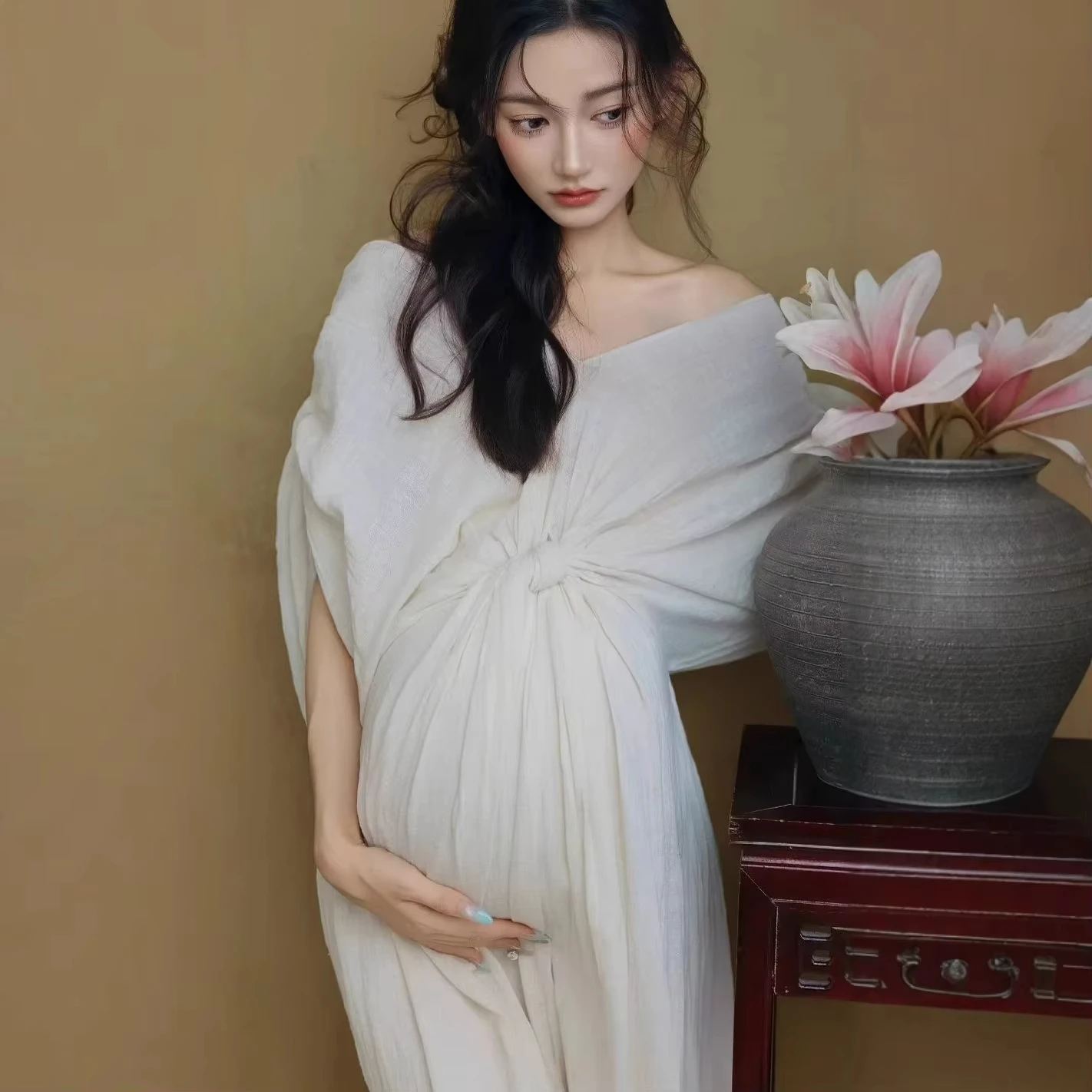 Vestido de maternidad blanco con cuello V y hombros descubiertos - imagen 2