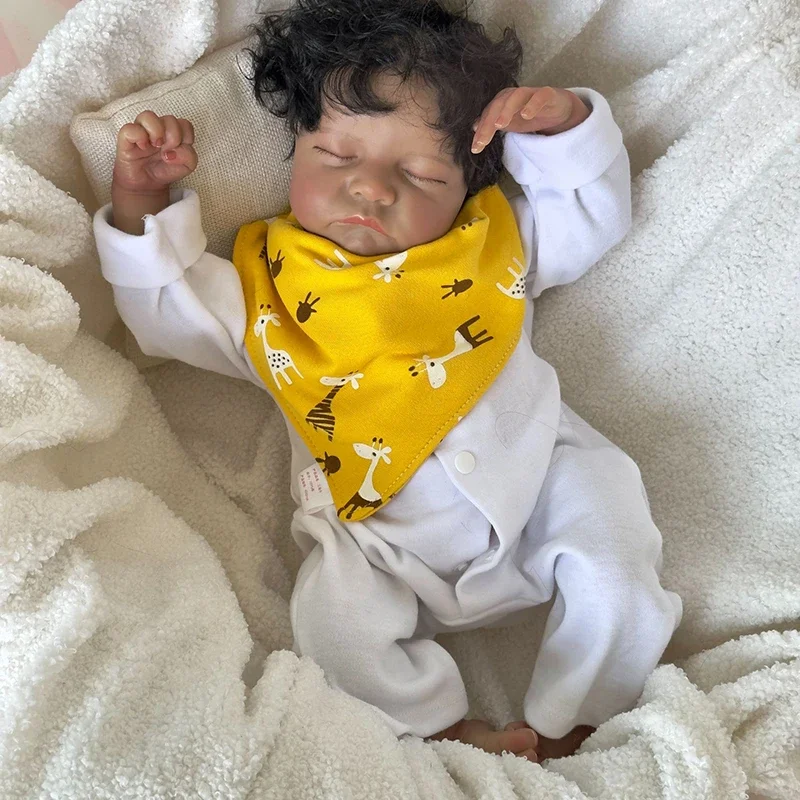 Muñeca recién nacida Levi de piel marrón, bebé durmiendo Reborn, tacto suave, muñeca flexible en tono de piel 3D