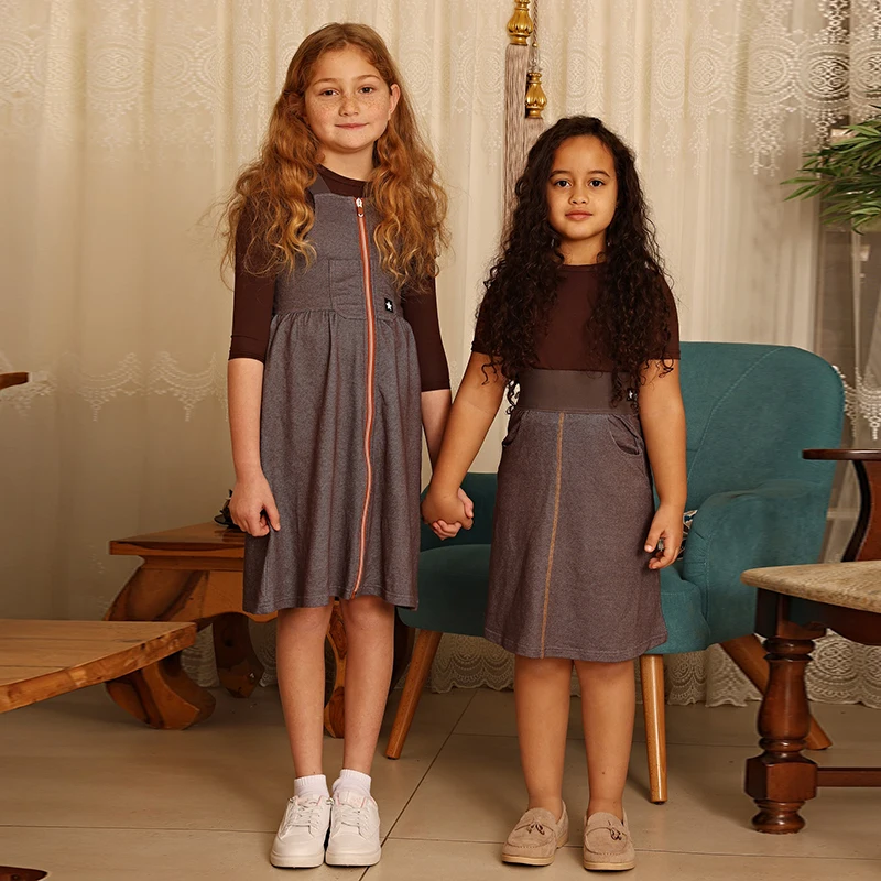 Conjunto infantil de verano mezclilla con cremallera y costuras coloridas - imagen 3