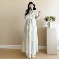Vestido premamá de primavera con silueta línea elegante