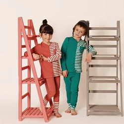Pijama infantil a rayas con apertura frontal y manga larga